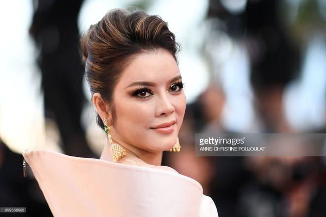 Lý Nhã Kỳ diện váy thêu quảng bá Vịnh Hạ Long trên thảm đỏ Cannes Lý Nhã Kỳ diện váy thêu quảng bá Vịnh Hạ Long trên thảm đỏ Cannes